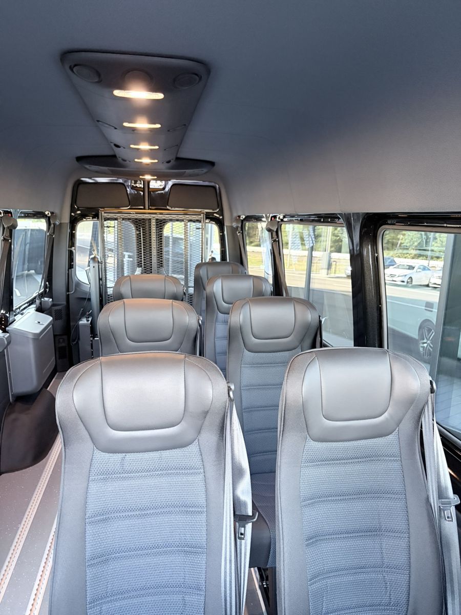Innenraum eines Kleinbusses mit Komfortsitzen