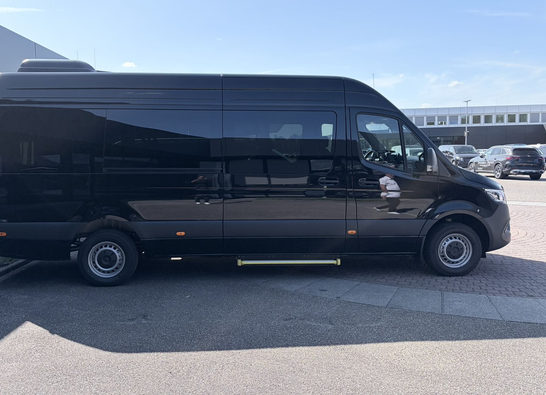 Schwarzer barrierefreier Kleinbus, Seitenansicht