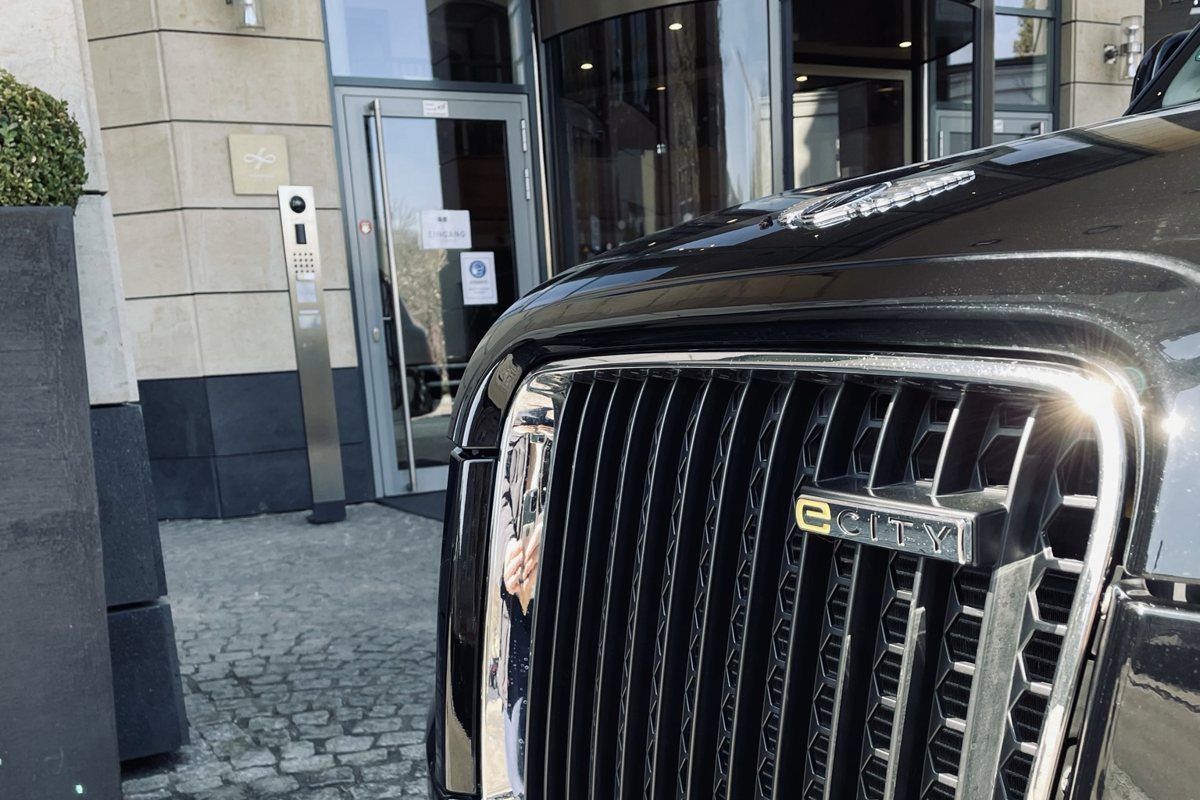 Elektrisches Shuttle-Fahrzeug vor einem Hotel in Baden-Baden – im Einsatz für eine SWR-Produktion