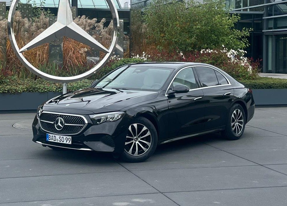Schwarze Limousine der oberen Mittelklasse