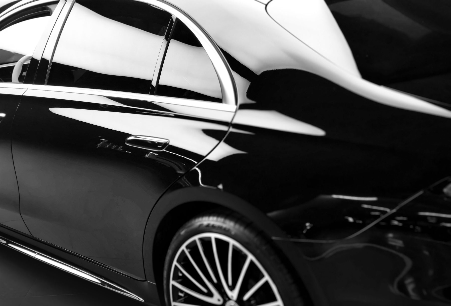 Schwarze Limousine der gehobenen Oberklasse, Seitenansicht
