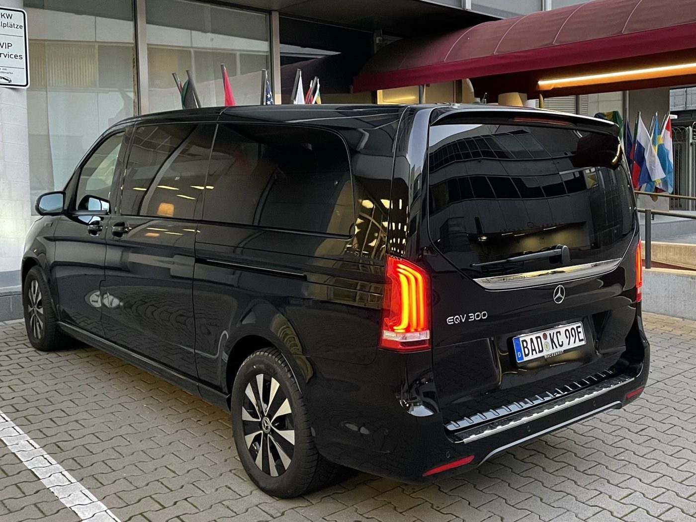 Schwarzer Premium-Van am VIP-Terminal des Frankfurter Flughafens