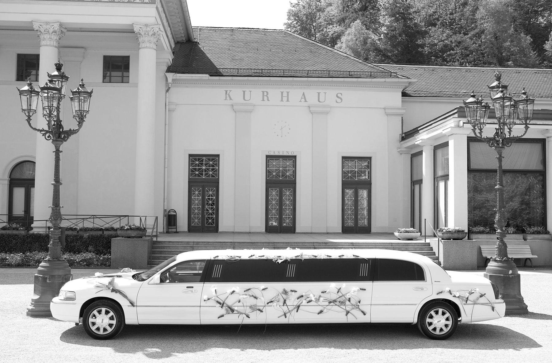 Archivfoto: unsere weiße Stretchlimousine vor dem Kurhaus Baden-Baden