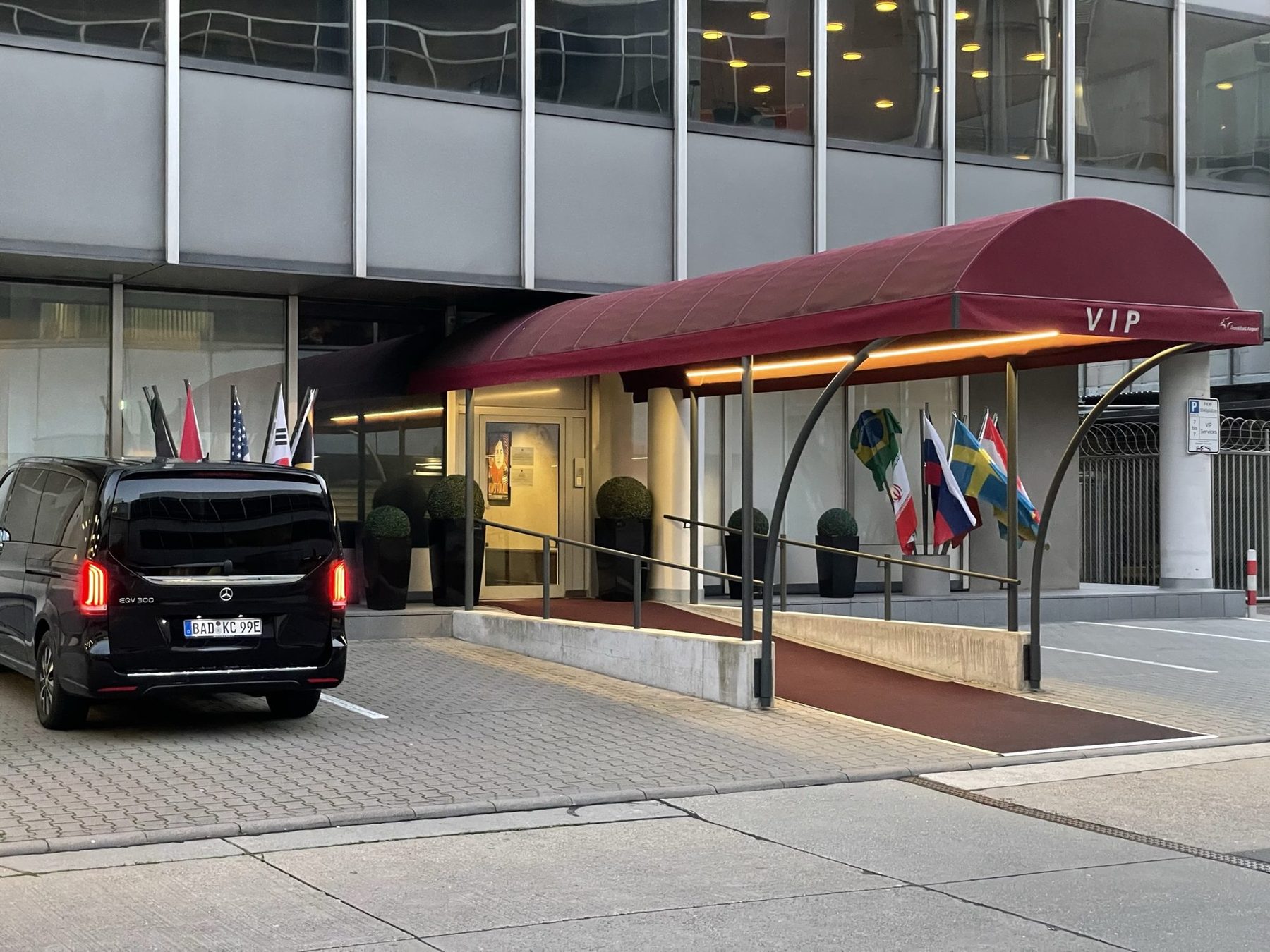 Unser Premium-Van vor dem VIP-Terminal am Flughafen Frankfurt